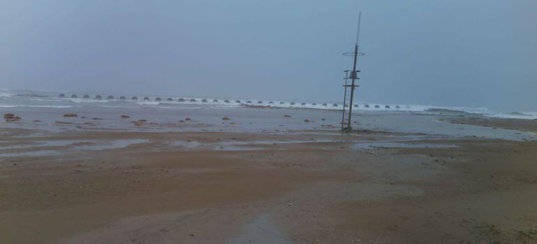 Las cajas aparecieron en la playa de Cunit después del temporal de levante de este fin de semana