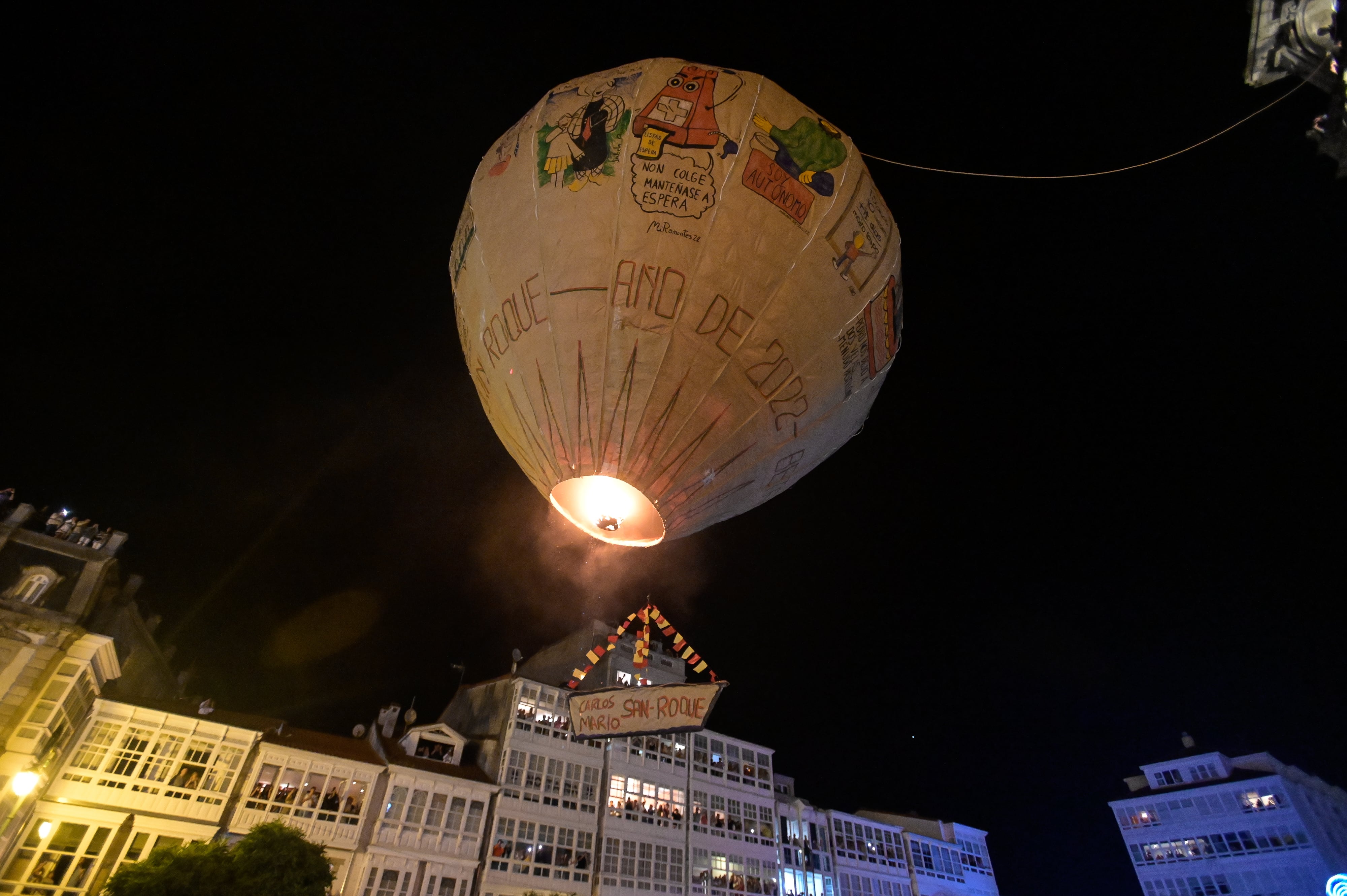 BETANZOS (A CORUÑA), 19/08/2022.- El globo de papel más grande del mundo ha vuelto a volar este viernes desde Betanzos (A Coruña). Aunque no pudo salir el pasado martes, día de San Roque, como marca la tradición, las condiciones meteorológicas han permitido su vuelo esta madrugada. EFE/Moncho Fuentes
