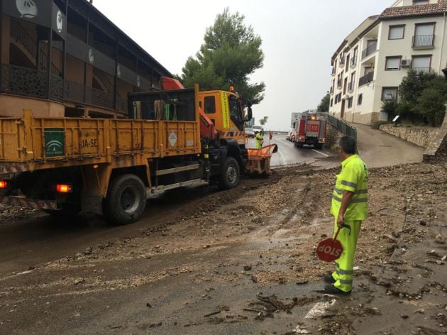 El servicio de mantenimiento de carreteas y los bomberos han actuado con rapidez para devolver el tráfico a la vía