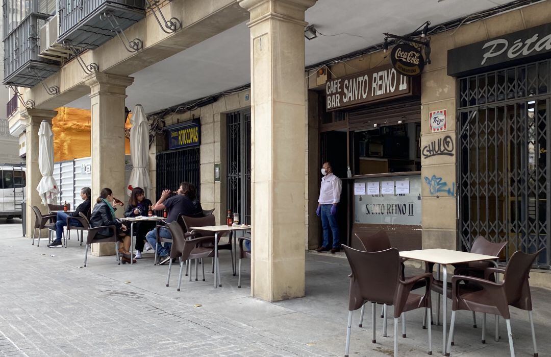 Terraza de un bar de la capital situado en la calle Campanas.