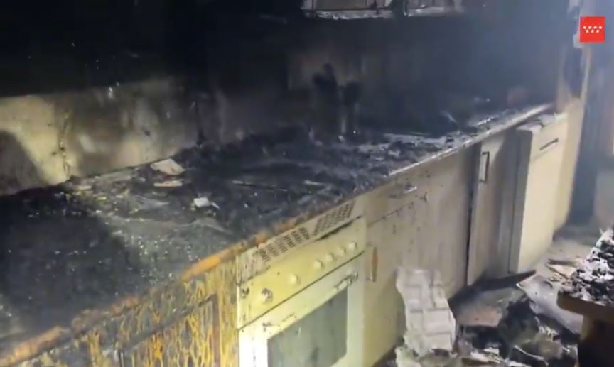 Los bomberos rescatan a la víctima del interior del piso mientras la Guardia Civil investiga el origen del fuego