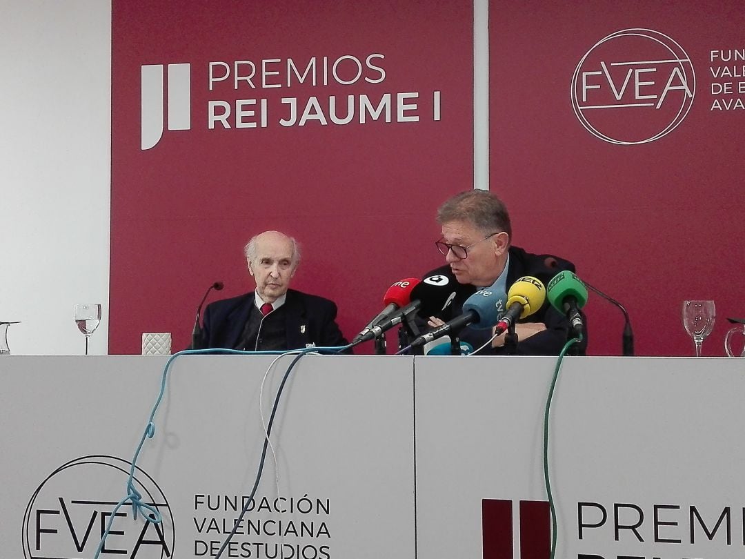 Santiago Grisolía y Javier Quesada en la presentación de los Premios Rei Jaume I