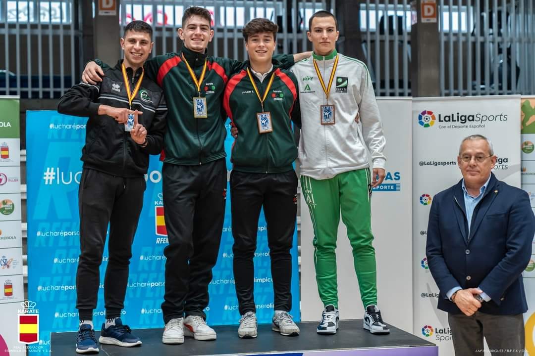 Pedro Rodríguez -a la izquierda- en el podium del Campeonato de España de kárate sub-21, luciendo su medalla de plata.