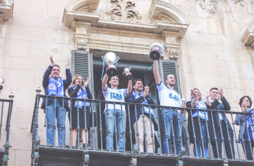 Los jugadores de la Fundación Lucentum, en el balcón del Ayuntamiento