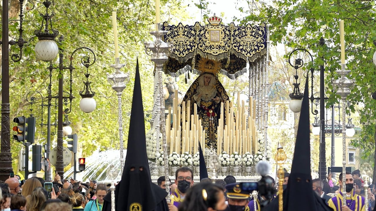 El palio de la Virgen del Mayor Dolor (Escolapios) por la Carrera de la Virgen el Viernes Santo de 2022