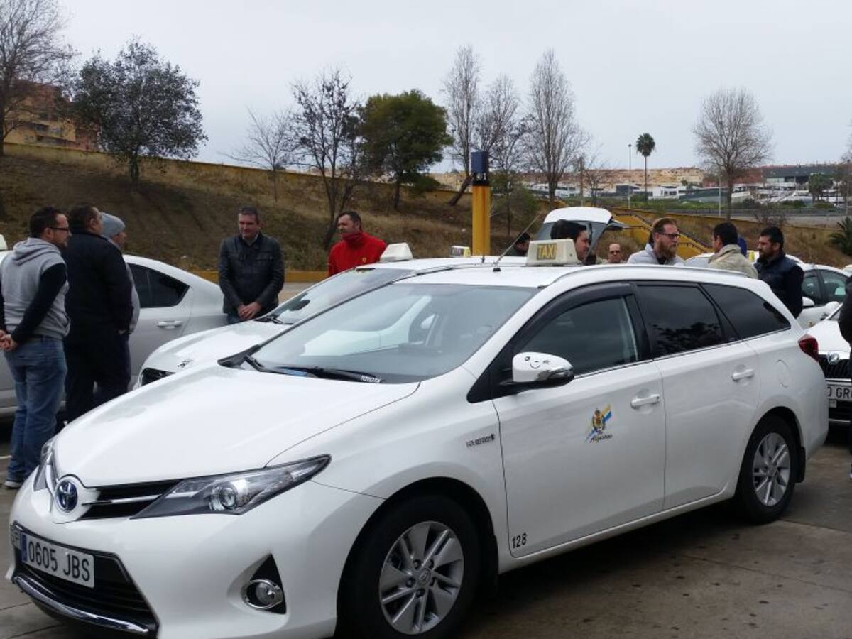 Taxistas de Algeciras vuelven a exigir medidas contra los "taxis piratas"