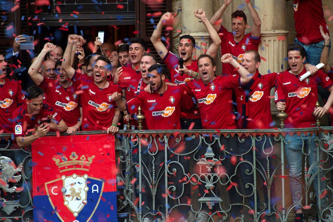 Los jugadores de Osasuna saludan a la afición desde el balcón durante la recepción en el Ayuntamiento de Pamplona tras su ascenso a la Primera División del fútbol español