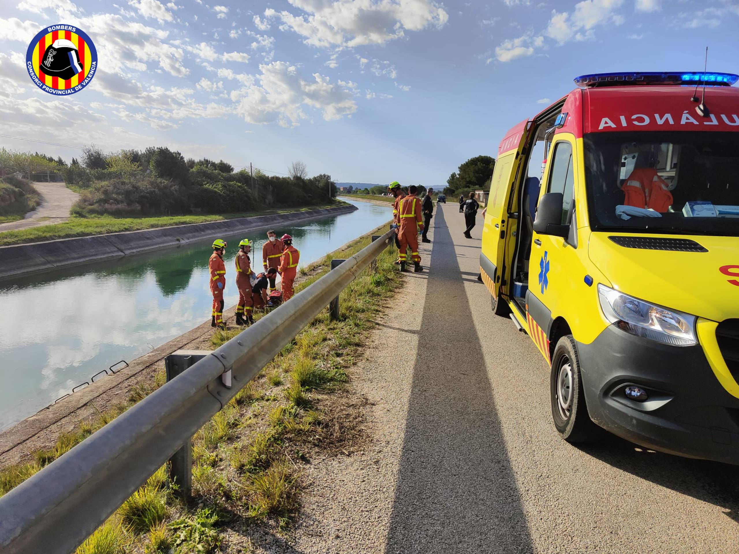 Bomberos, agentes de la Guardia Civil y medios sanitarios acudieron al rescate de un niño que cayó en un Canal en Picassent