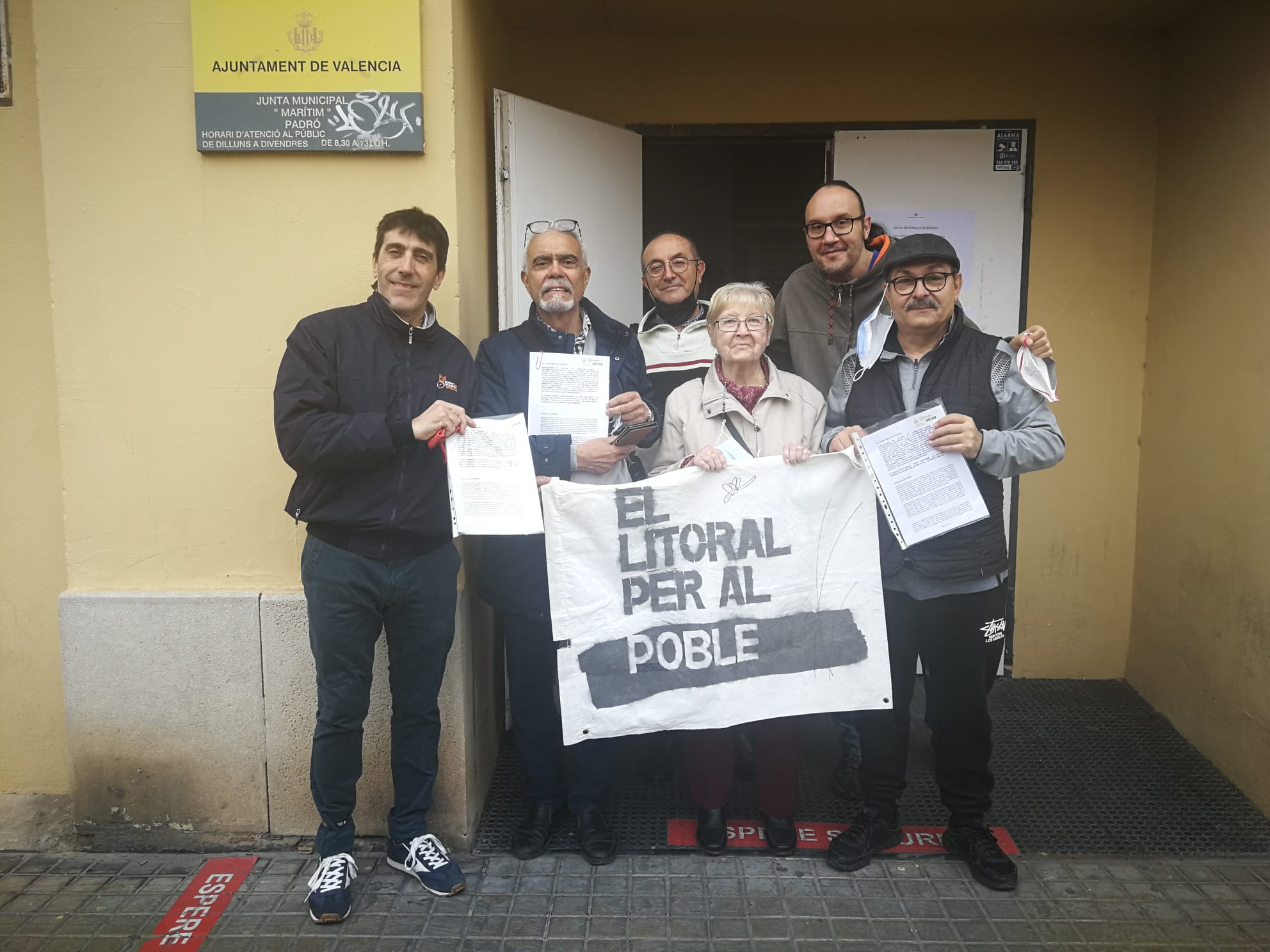 Miembros de la Plataforma El Litoral per al Poble presentan las alegaciones al PEZS del puerto en el registro de la Junta Municipal del Marítimo