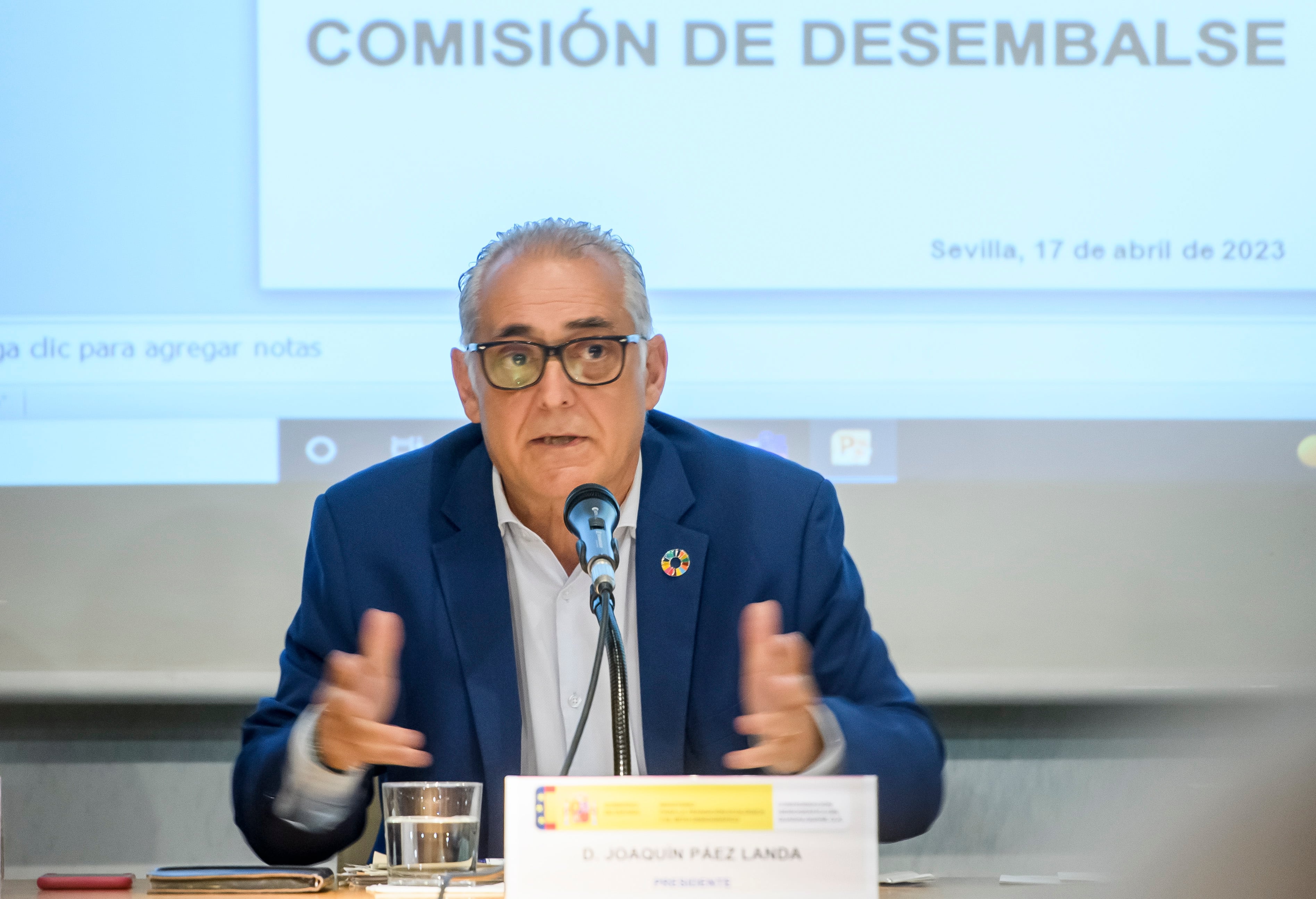 GRAFAND610. SEVILLA, 17/04/2023.- El presidente de la Conferencia Hidrográfica del Guadalquivir (CHG), Joaquín Páez Landa, durante su intervención en la reunión de la comisión de desembalse que ha tenido lugar este lunes en Sevilla sin que se hayan producido cambios sustanciales en cuanto a precipitaciones, ni en aportaciones de agua a los embalses, lo que ha conducido a una situación dramática al campo andaluz. EFE/ Raúl Caro.
