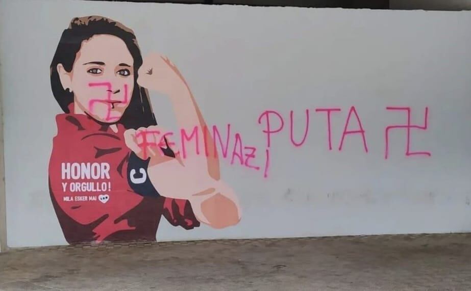 Así amanecía el estadio del Sadar con estas pintadas en el mural de la capitana de Osasuna