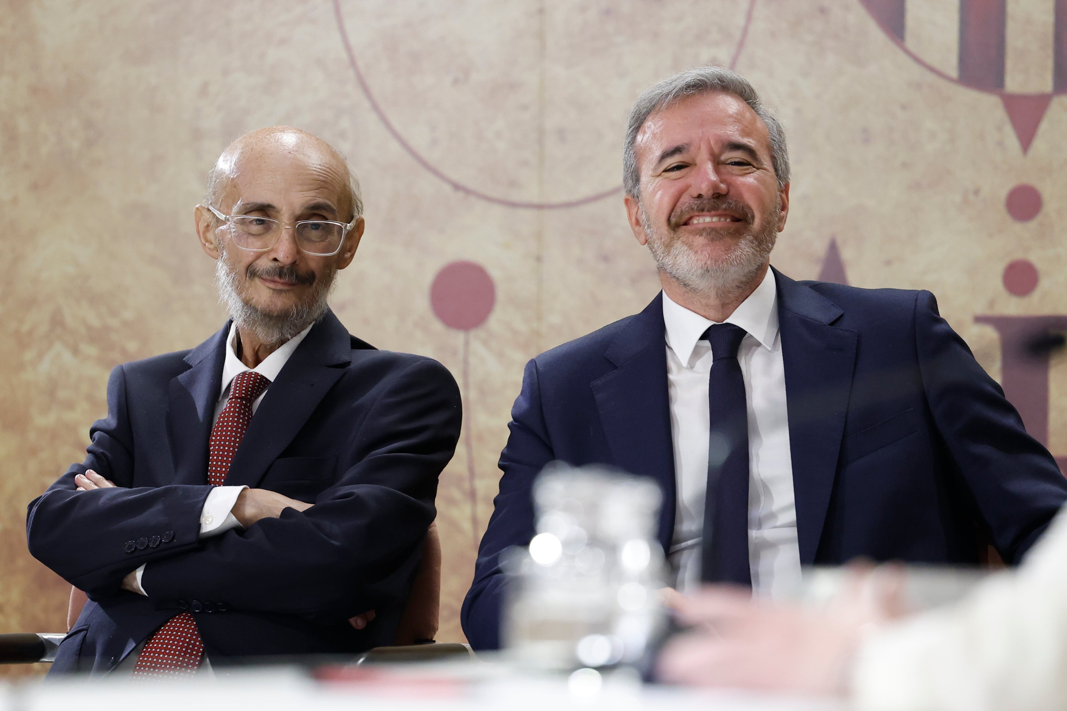ZARAGOZA, 10/07/2025.- El presidente del Gobierno de Aragón, Jorge Azcón (d), participa en el acto de entrega del retrato de su antecesor, Javier Lambán (i) realizado por la monja pintora Isabel Guerra, este jueves. EFE/ Javier Cebollada
