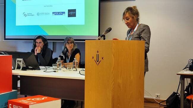 La tinent d'alcalde i regidora de Feminismes, Sandra Castro, ha esta la primera convidada de la Jornada, de la que n'ha donat la benvinguda la directora en funcions de Ràdio Lleida, Núria Camps.