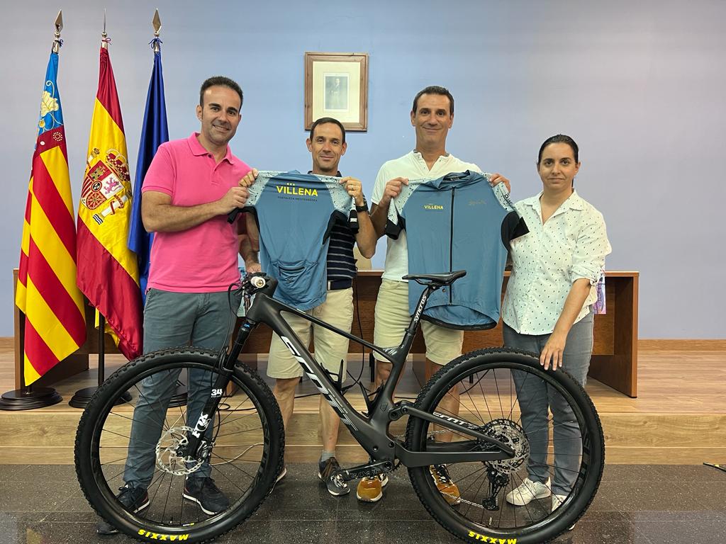 Los concejales de policía y deportes con los agentes de la policia local