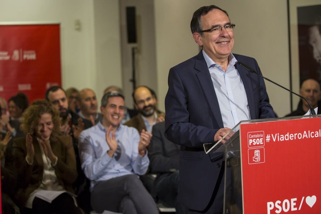 José Manuel Cruz Viadero, en un acto electoral del PSOE junto al líder del partido, Pablo Zuloaga.