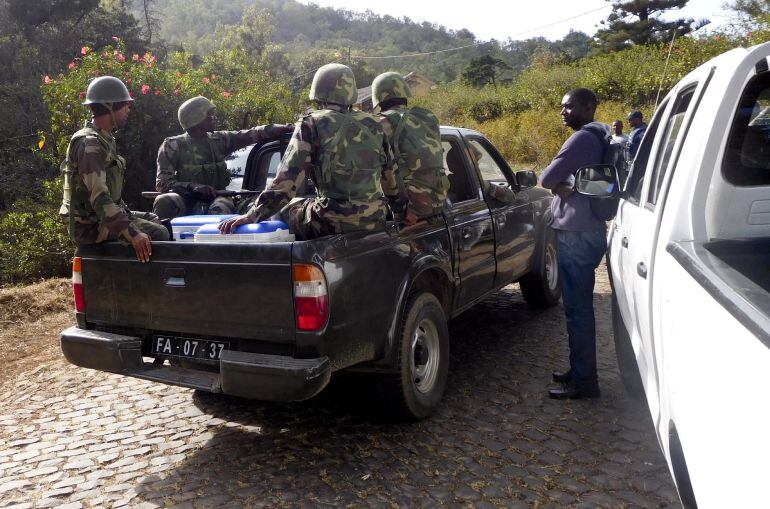 Miltares llegan al lugar donde se encontraron los cuerpos sin vida de 8 soldados y de 3 civiles, cerca a la entrada a las barracas militares Monte Txota, en la isla de Santiago, Ciudad de Praia (Cabo Verde) 