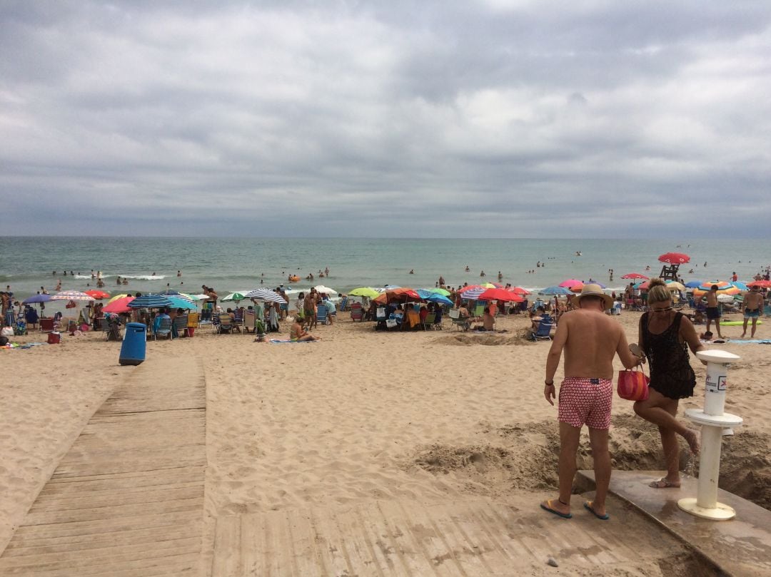 Imagen de archivo de la playa de Daimús en pleno verano. 