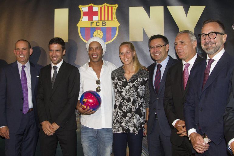 El vicepresidente del FC Barcelona Jordi Cardone, el exjugador del Real Madrid, Raúl González Blanco, el jugador del Barcelana, Ronaldinho Gaúcho, la jugadora de la liga femenina del FC Barcelana, Line Røddik Hansen, el presidente del Barcelona, Josep Mar