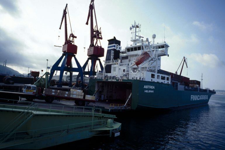 Un barco descarga en un puerto vasco en una imagen de archivo.