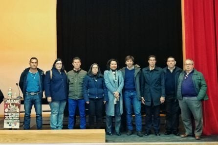 Foto de la familia con los participantes en la presentación con aficionados y miembros de la Peña Taurina &#039;Paco Camino&#039;