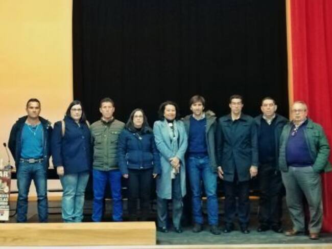 Foto de la familia con los participantes en la presentación con aficionados y miembros de la Peña Taurina 'Paco Camino'