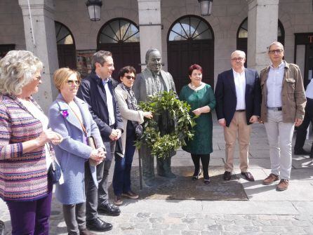 Corona de laurel colocada en la estatua de Antonio Machado.