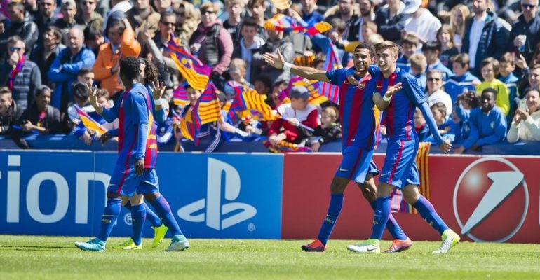 Jordi Mboula celebra un gol junto a sus compañeros en el Juvenil A