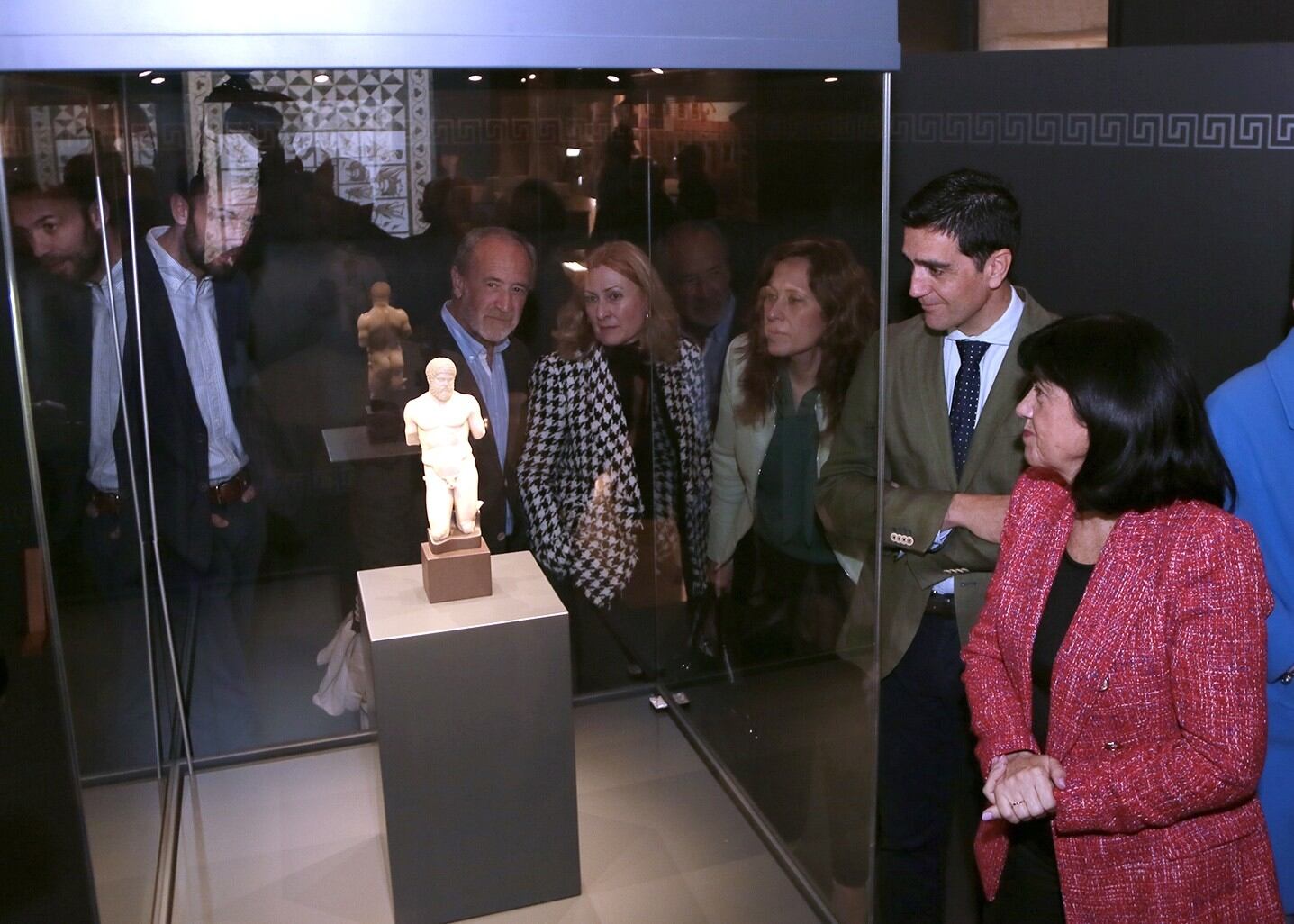 El alcalde de Alcalá la Real, Marino Aguilera, y la vicepresidenta primera de la Diputación, Paqui Medina (en el extremo dcho de la imagen), observan la figura de Hércules durante la inauguración de la exposición.