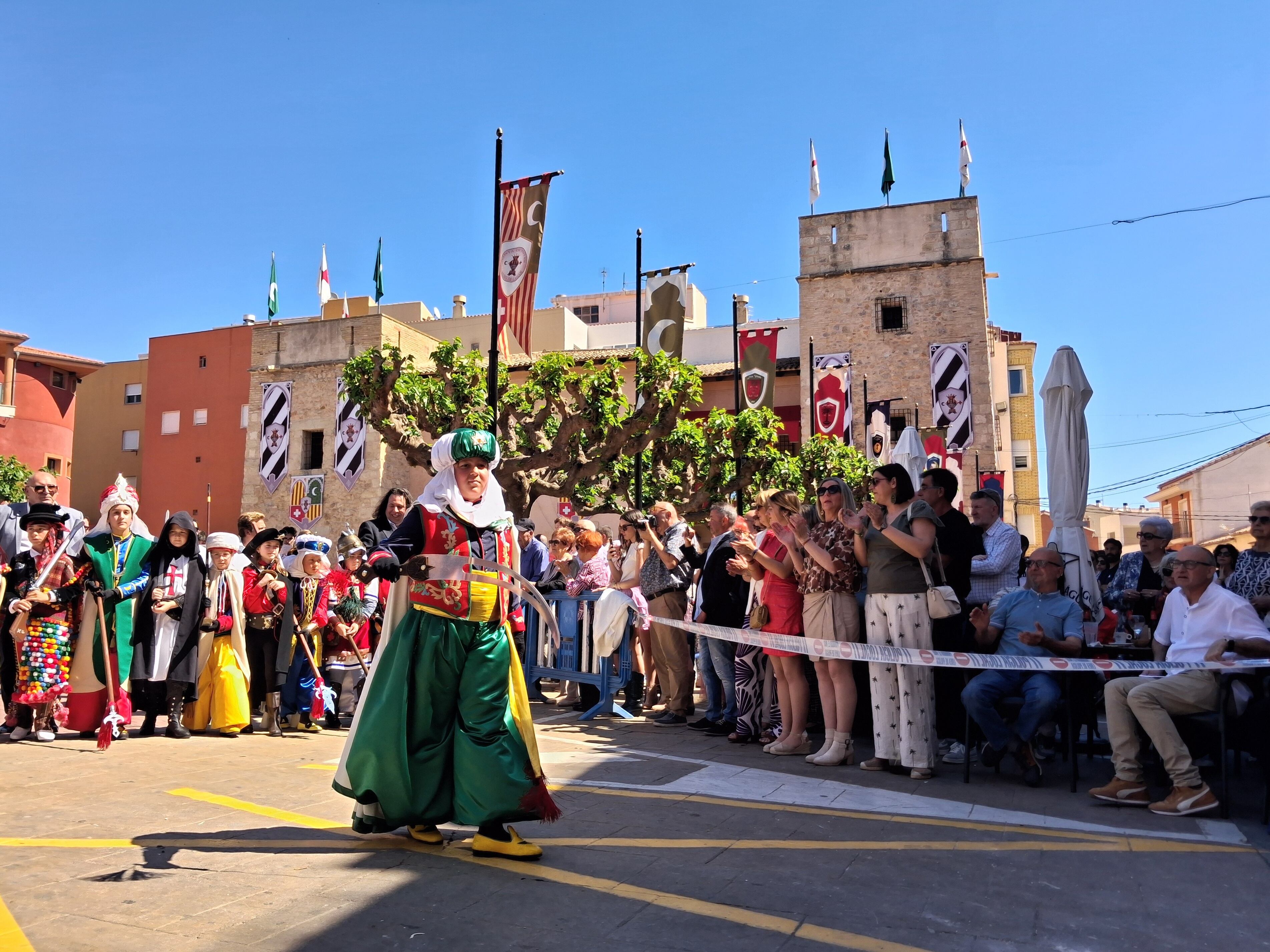 Los festeros y festeras infantiles de les filaes tras arrancar el desfile en la plaza Matzem.