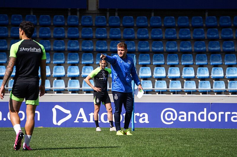 Ferran Costa dirigeix l'entrenament previ al duel contra l'Eldense