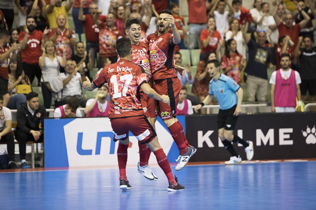 Fer Drasler, Dario y Álex celebran un gol de ElPozo en el tercer partido de los cuartos de final ante Aspil Vidal Ribera Navarra