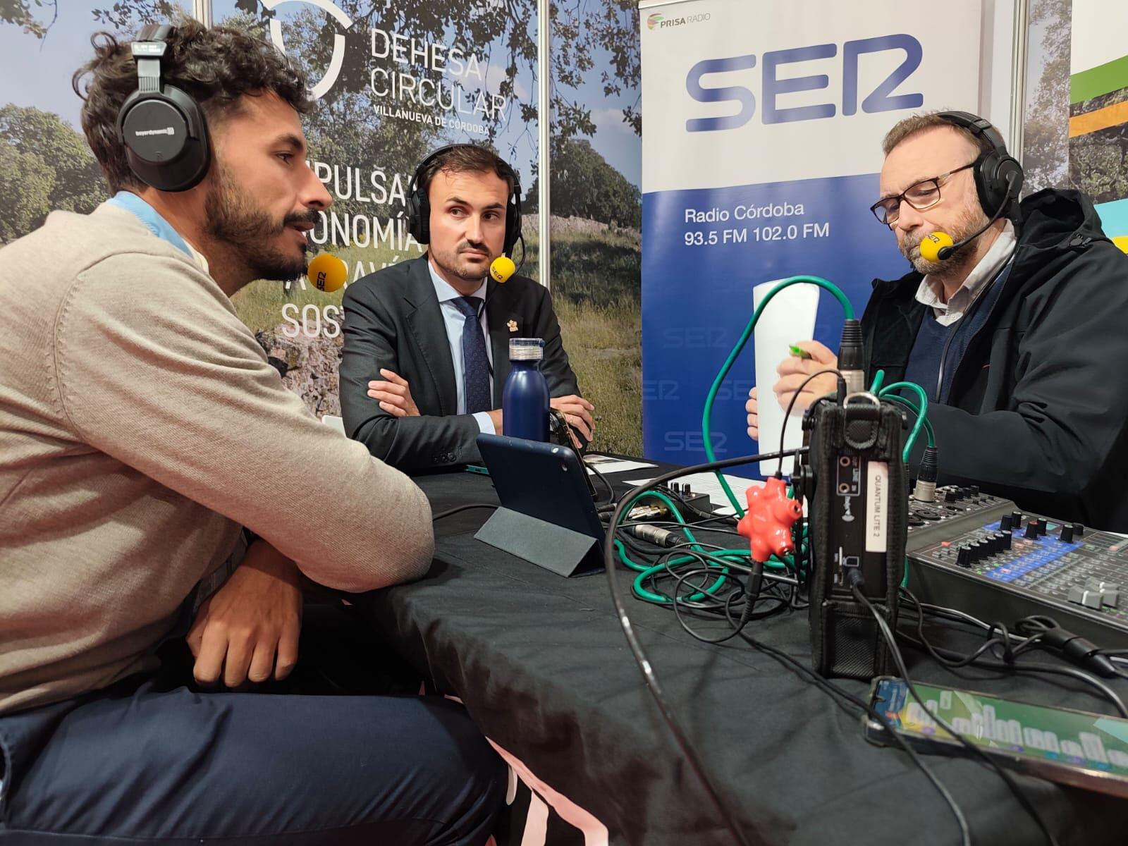 Isaac Reyes y Mario Fernández con José Manuel León. Especial Hoy por Hoy Córdoba desde la Feria del Jamón de Villanueva de Córdoba 2025