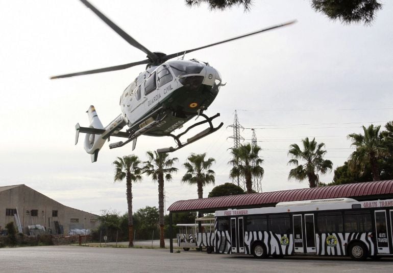 Un helicóptero de la Guardia Civil durante las labores de búsqueda del chimpancé Adán.