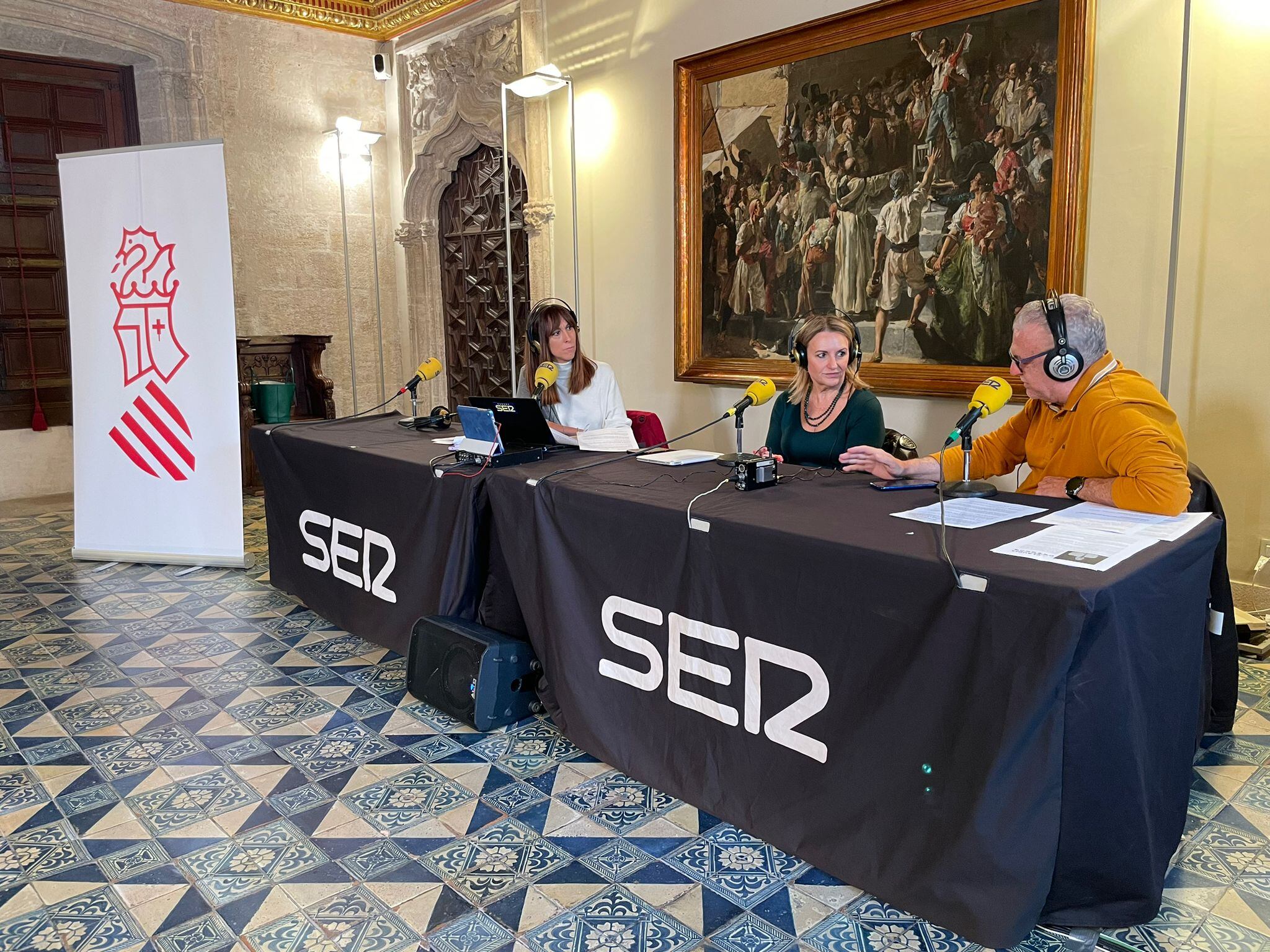 La consellera de Innovación, Industria, Comercio y Turismo, Nuria Montes, durante su entrevista en el programa &#039;Hoy por hoy Valencia&#039;, junto a Jèssica Crespo y Arturo Blay