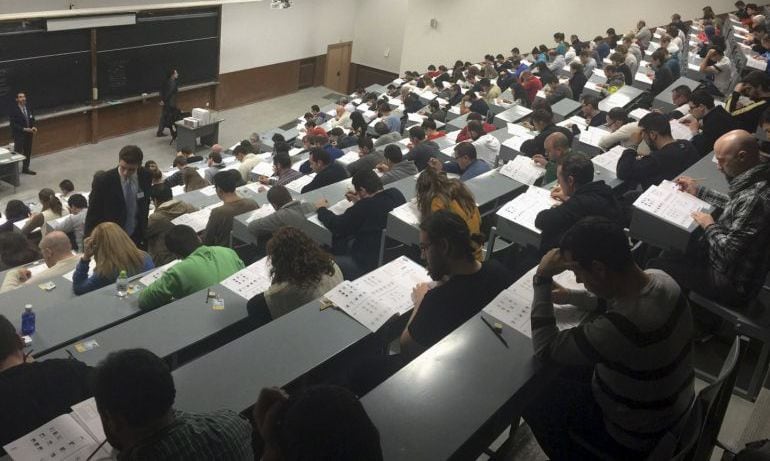 Aspirantes a conductor de Metro durante los exámenes en enero