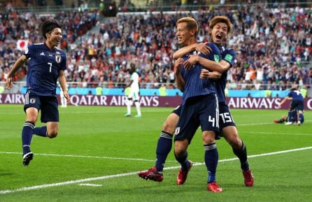 Honda celebra con sus compañeros el segundo gol de Japón