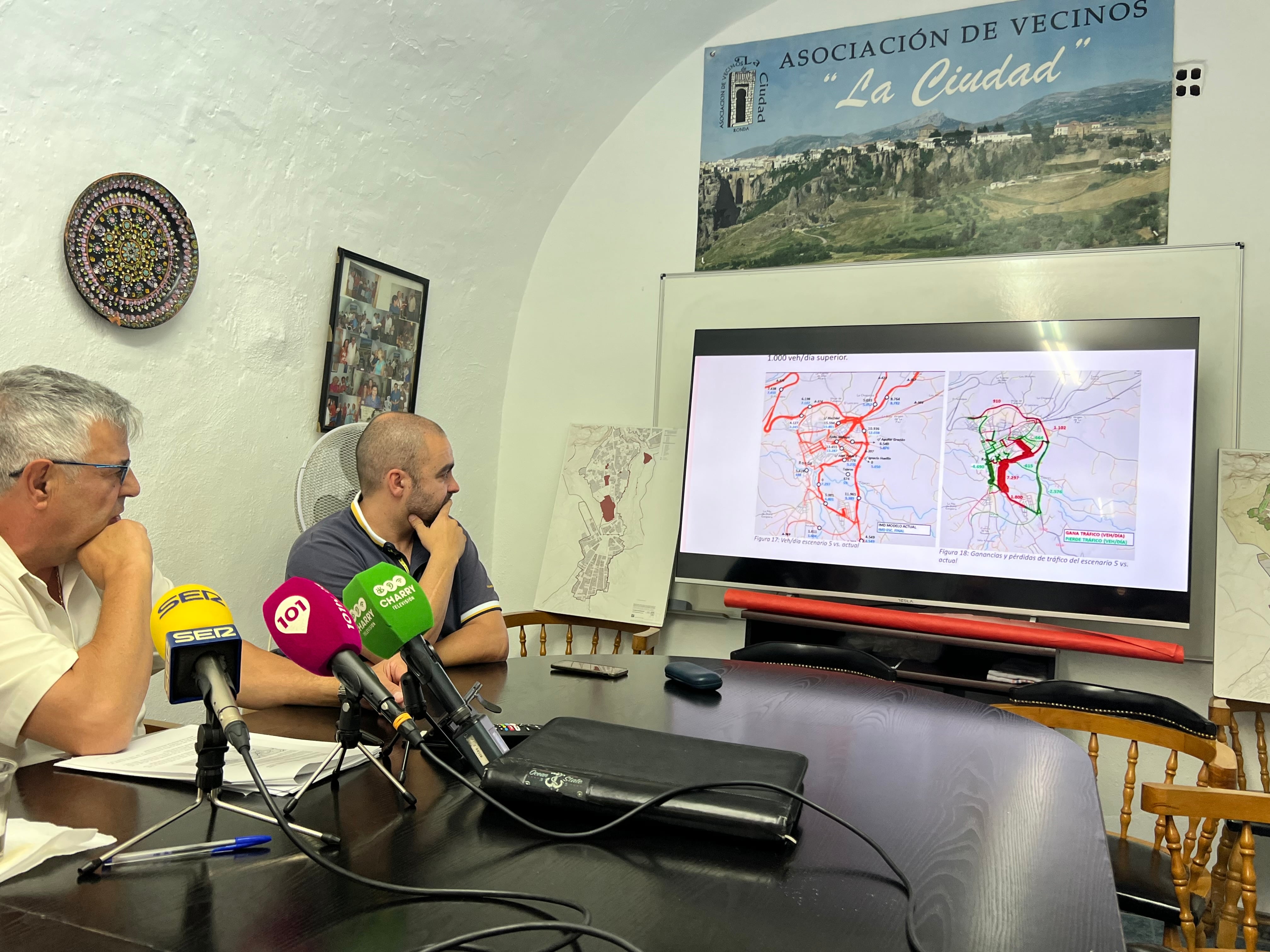 Adolfo Izquierdo, arquitecto rondeño, exponiendo las alegaciones al Plan Movilidad Sostenible de Ronda