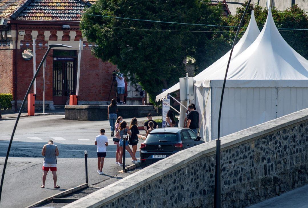 Vista de la carpa instalada este viernes frente al hospital de Basurto para hacer PCR a todas las personas que estuvieron en la discoteca Back&Stage de Bilbao el pasado 18 de julio