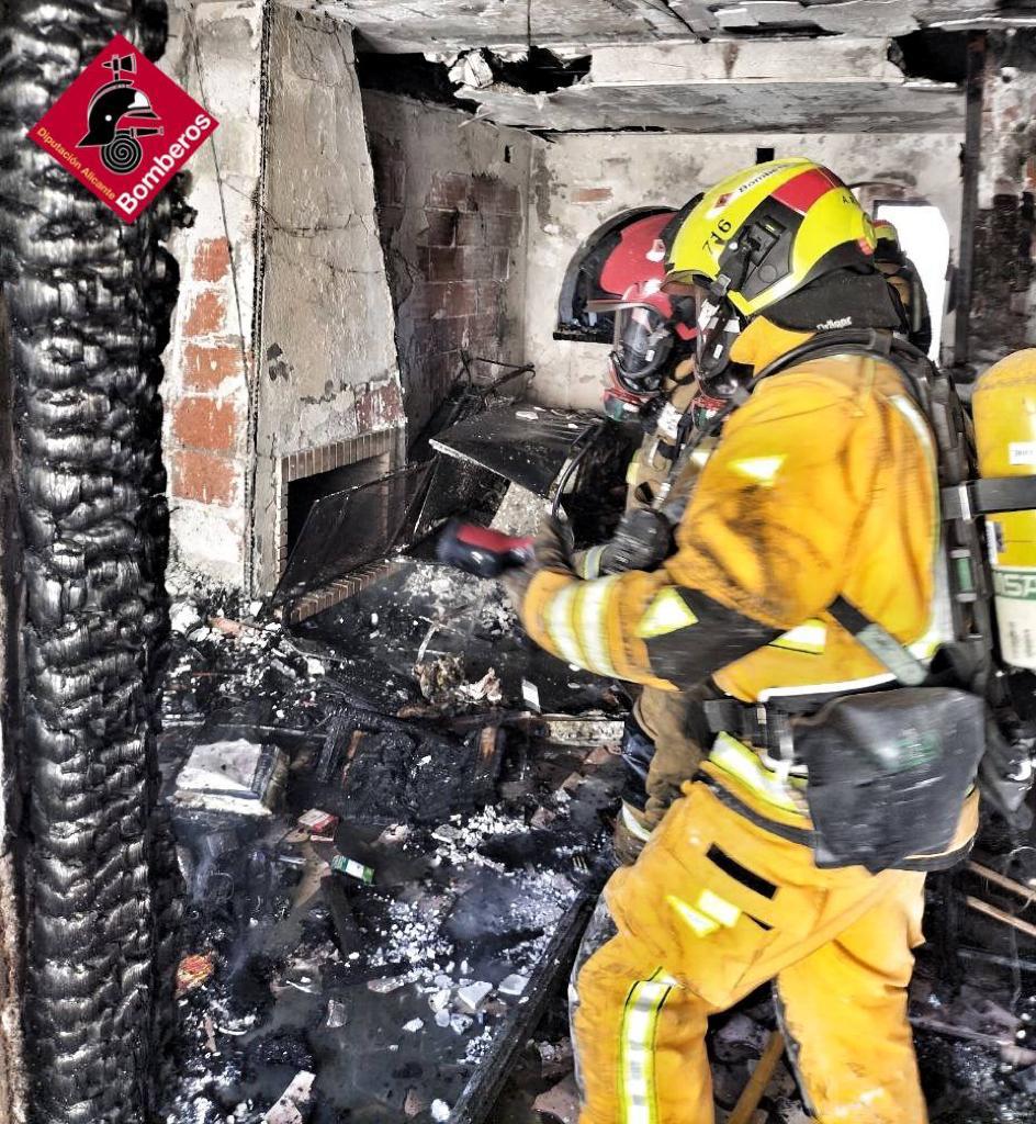 Los bomberos del Consorcio Provincial de Alicante sofocan el fuego en una vivienda de El Campello