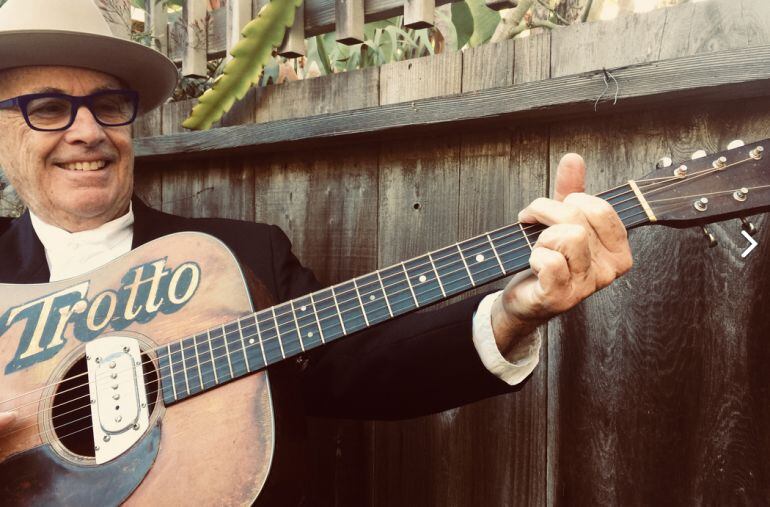 Ry Cooder con su guitarra en una fotografía promocional