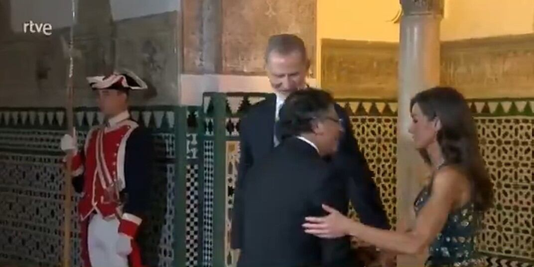 La reina Letizia da un paso atrás durante la recepción.