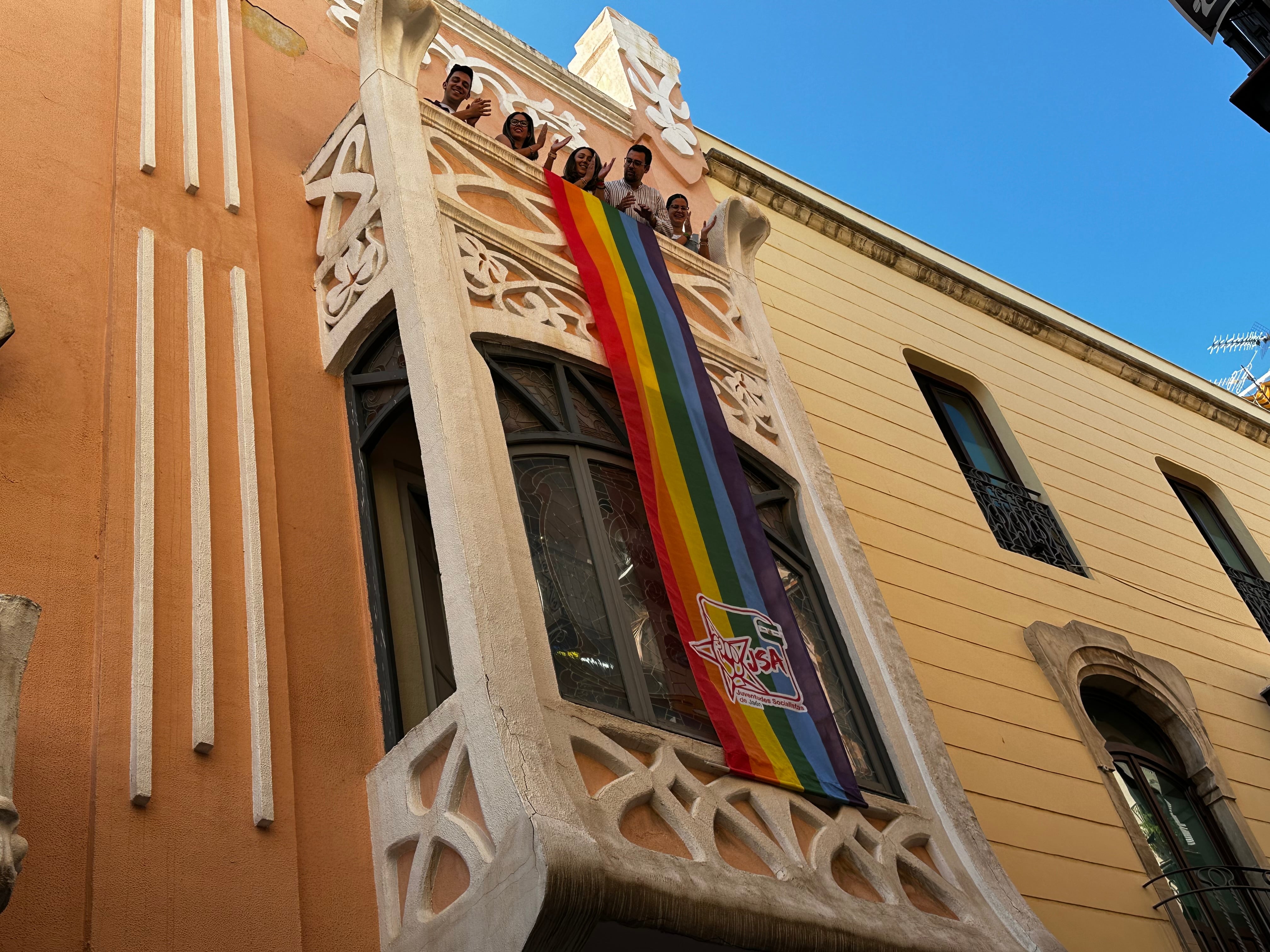 El PSOE de Jaén despliega en su sede la bandera LGTBI.