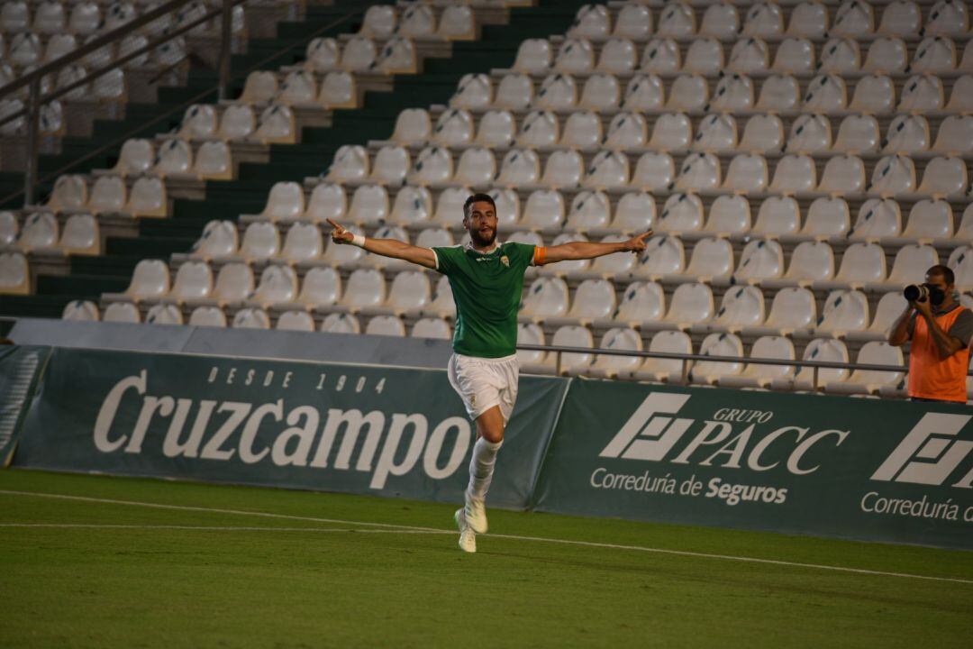 Jose Cruz celebra el gol de la victoria ante el Marbella