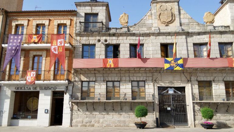 Balcones y fachadas del Ayuntamiento decorados para la ocasión