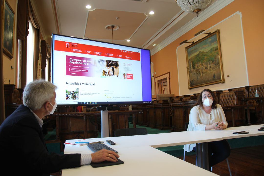 La delegada de Sociedad de la Información y Participación Ciudadana, Mónica Martínez, ha dado a conocer la nueva web municipal junto al director del área, Javier Arranz
