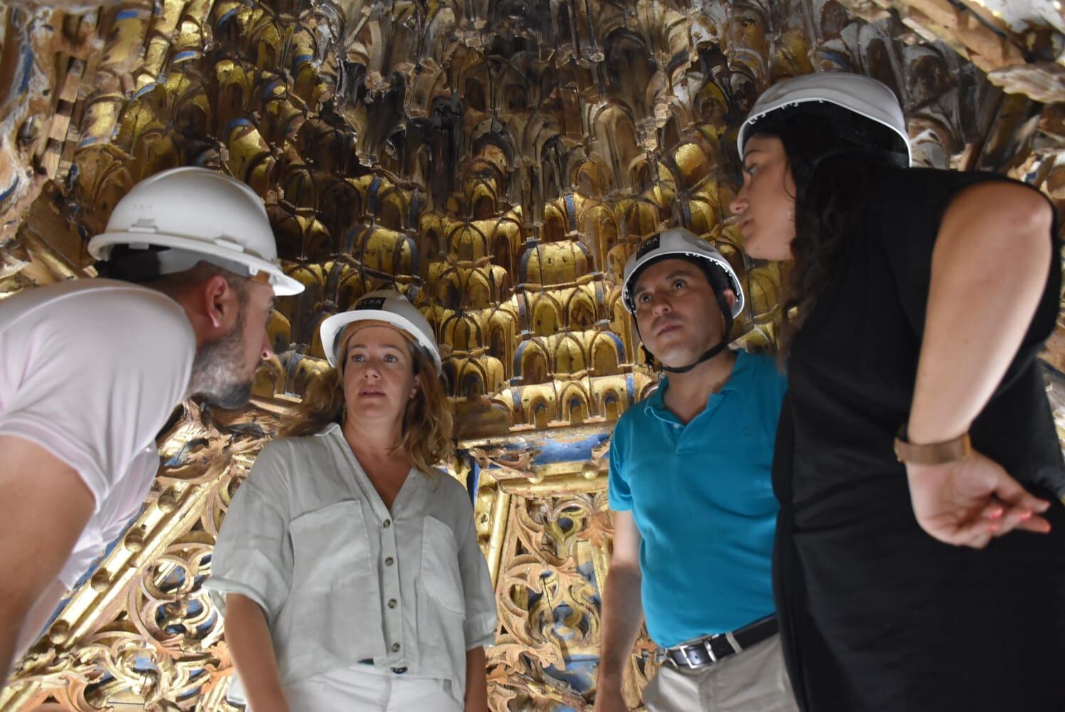 El presidente de la Diputación de Cuenca, Álvaro Martínez Chana, la alcaldesa de Belmonte Cristina Delgado y parte de la corporación municipal visitan la restauración del artesonado del oratorio del Castillo de Belmonte