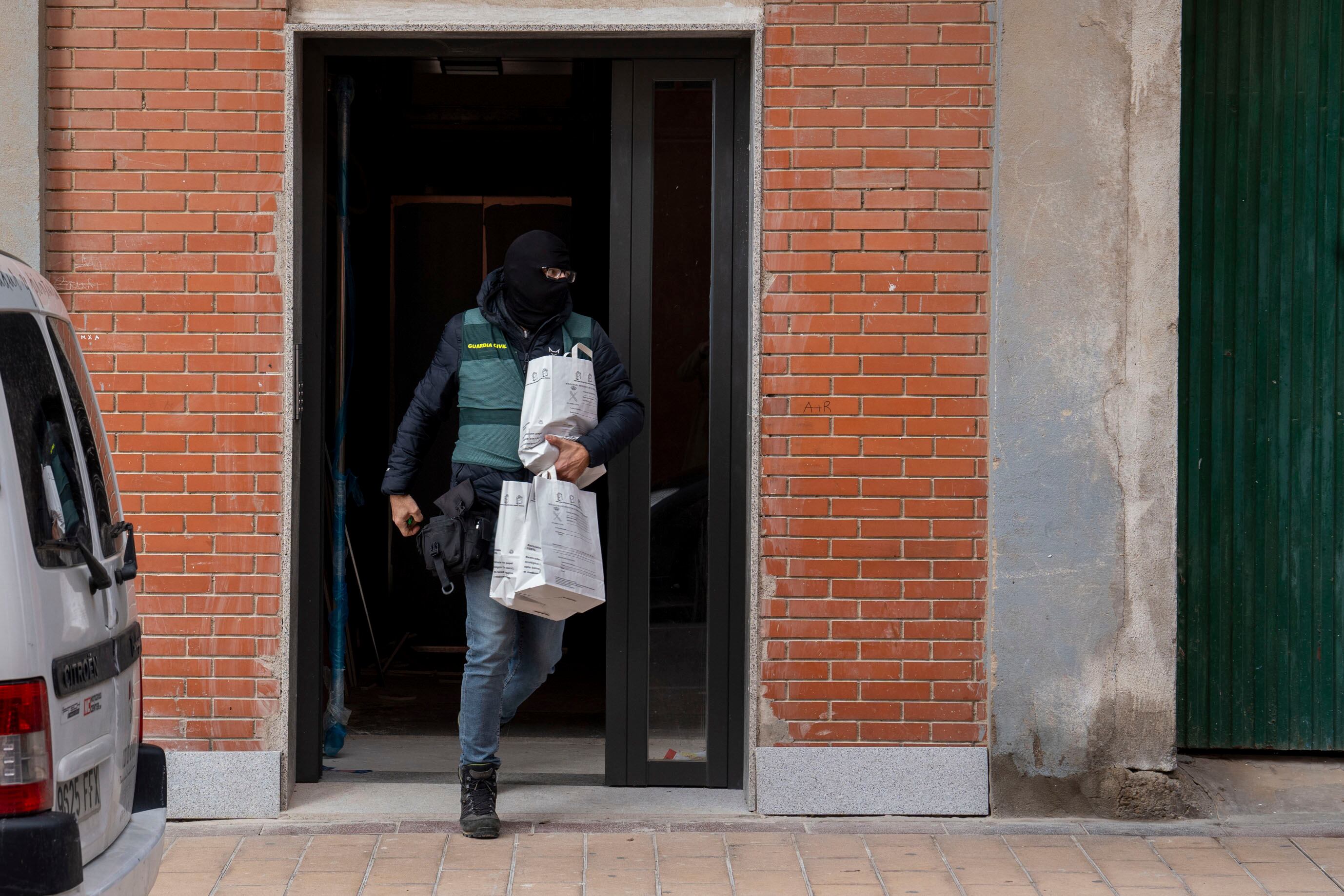 ARANDA DE DUERO (BURGOS), 26/03/2025.-La Guardia Civil ha desplegado un amplio operativo policial en una operación antidroga en el barrio de Santa Catalina de Aranda de Duero (Burgos), en el que se están realizando registros domiciliarios desde primera hora de la mañana y se han producido varias detenciones, han confirmado a EFE fuentes de la investigación.La operación policial, dirigida por la Comandancia de la Guardia Civil de Burgos, ha movilizado a efectivos del Grupo de Reserva y Seguridad (GRS) y el Servicio Cinológico, cuyos perros han participado en los registros que han arrancado sobre las seis de la madrugada en la calle Nuño Rasura.-EFE/ Paco Santamaría