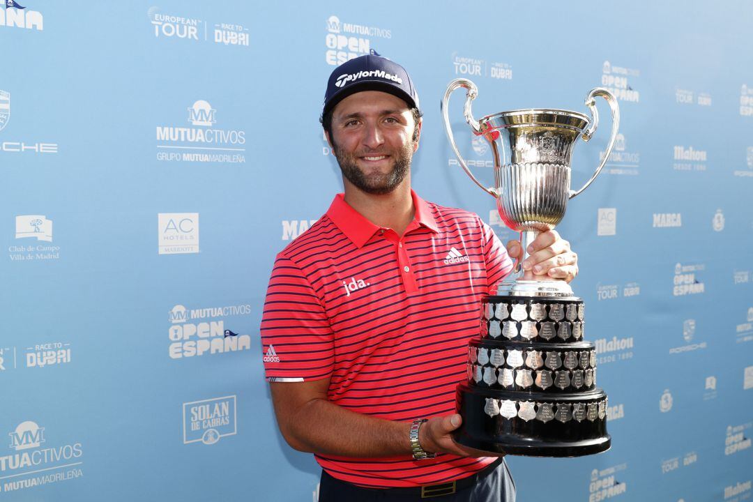 John Rahm posa con el trofeo conseguido en el Open de España.