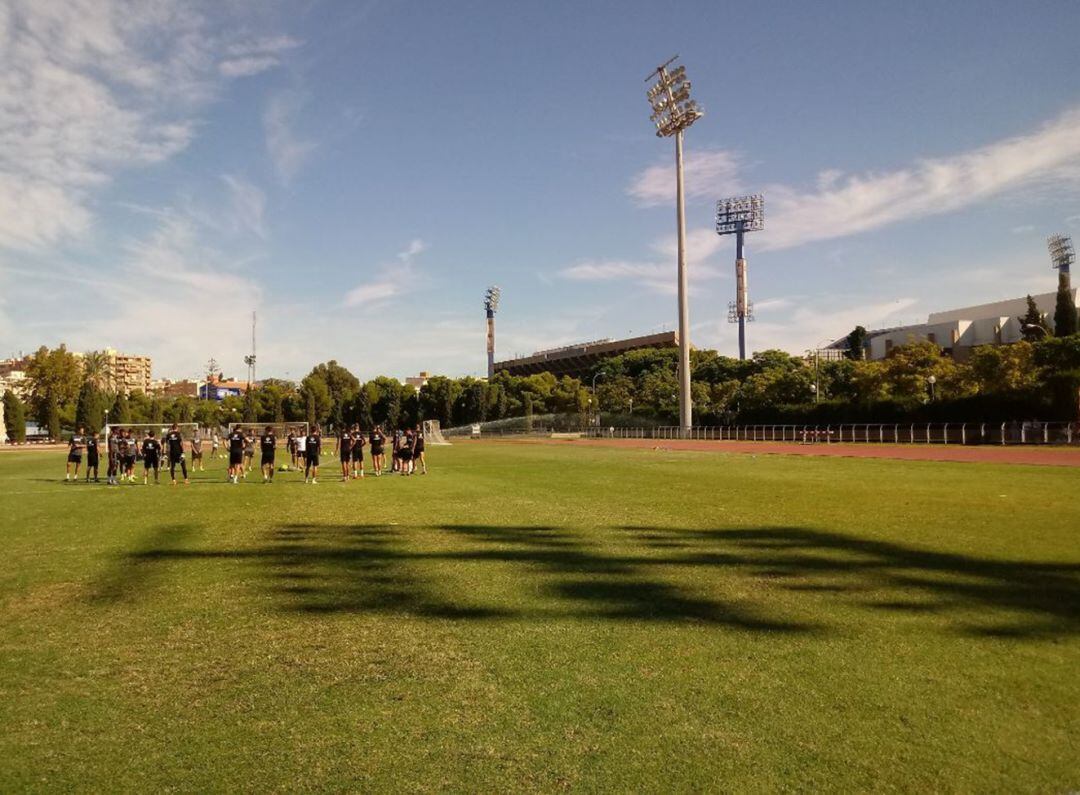 Los jugadores del Hércules, en la pista de Atletismo