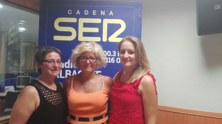 Arancha, María Luisa y Aurora de la junta directiva de AMAC en Radio Albacete